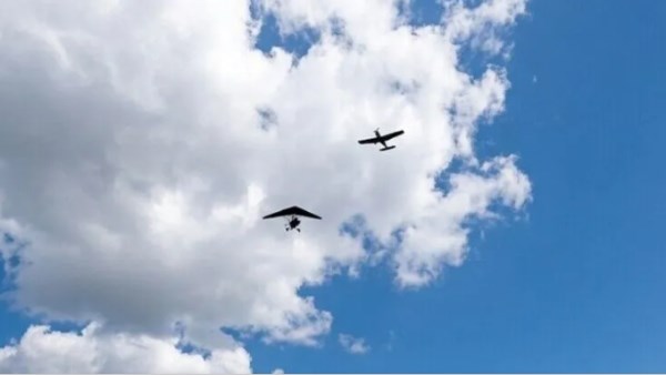 حادث جوي في إيطاليا.. اصطدام طائرتين وتحطم إحداهما وإصابة طيار
