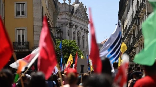 آلاف المتظاهرين في البرتغال يطالبون برفع الأجور وتوفير السكن بأسعار معقولة