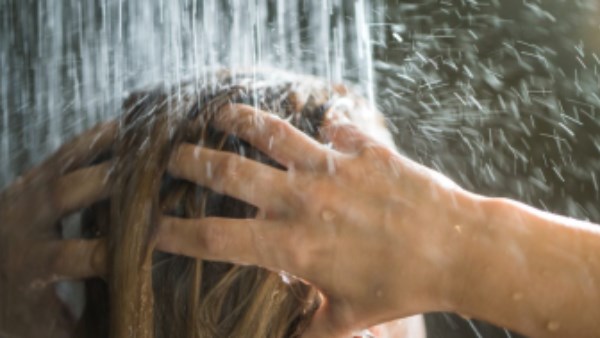 شعرك بيقع أكتر وقت الاستحمام؟ أخطاء تزيد المشكلة