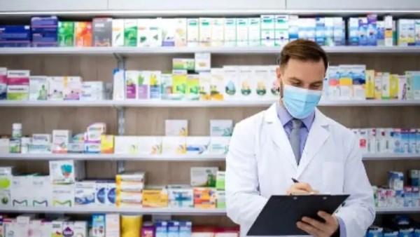 محفوظ رمزي يطالب بقصر بيع مستحضرات التجميل وألبان الأطفال والمكملات الغذائية على الصيدليات