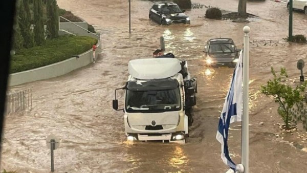العواصف الرعدية والفيضانات تضرب إسرائيل في يوم الانتخابات.. التصويت تحت الأمطار