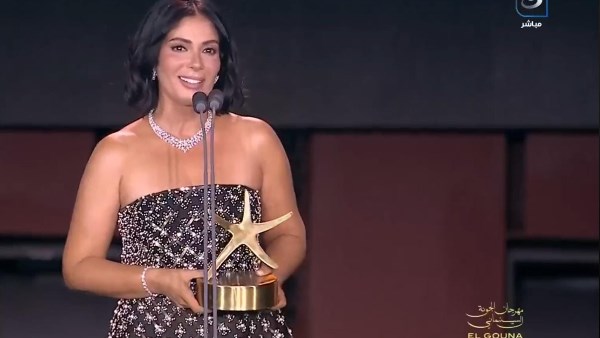 منح منى زكي جائزة الإنجاز الإبداعي في حفل افتتاح الدورة التاسعة من مهرجان الجونة