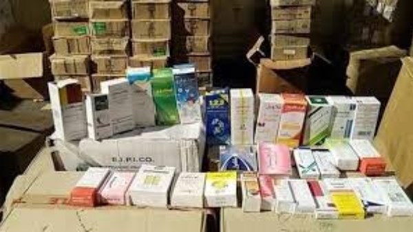 أدوية وسجائر ودقيق مجهول المصدر.. حملة تموينية تضبط مخالفات بالجملة في طهطا بسوهاج