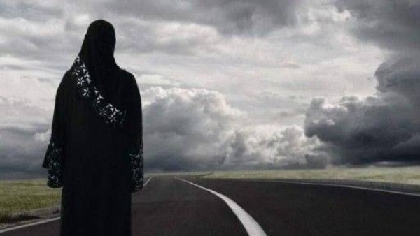 منال تطلب الخلع: قاعد في الخليج بيهيص وسايبني هنا لأمه