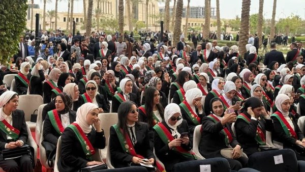 وزير العدل ورئيسة النيابة الإدارية يلتقطان صورة تذكارية مع الأعضاء الجدد