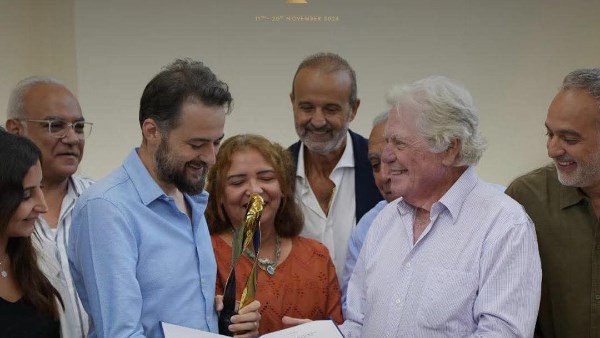 حسين فهمي يسلم جائزة مهرجان طريق الحرير لصناع فيلم “القصص”