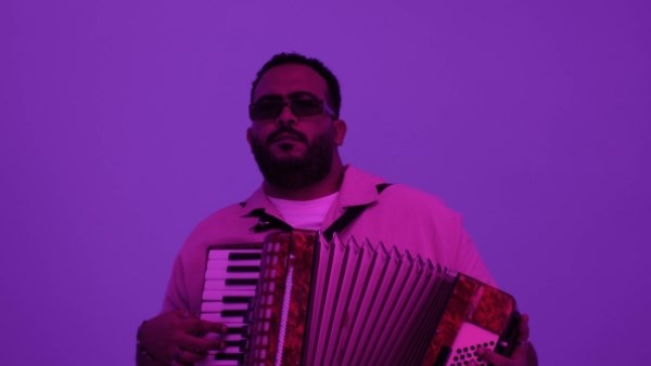 خالد عصام يطلق ألبوم “مترو” بخمس أغنيات جديدة