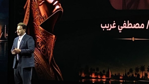 مصطفى غريب يقدم حفل افتتاح مهرجان نقابة المهن التمثيلية على مسرح مدينة زويل