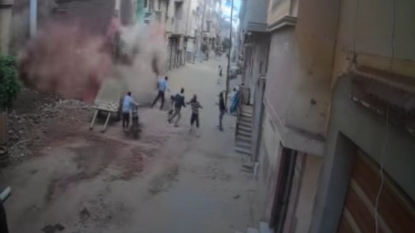 تحول لكوم تراب.. كاميرات المراقبة ترصد لحظة انهيار عقار في كفر الشيخ
