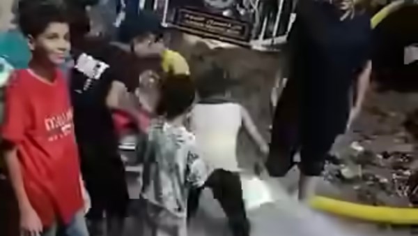 هو ده ينفع.. سيارة مياه تابعة لشركة الفيوم تثير استغراب الأهالي خلال أزمة انقطاع المياه