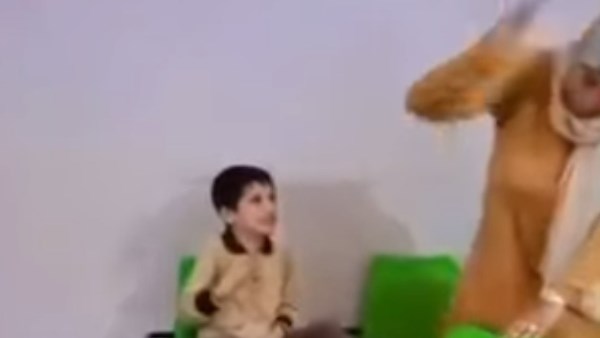«أنا آسف والله كفاية» .. مُعلمة تضرب صغيرًا بالعصا داخل مدرسة ابتدائي باليوم.. شاهد