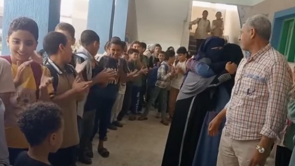 مش هننساكي.. تلاميذ يودعون معلمتهم بممر شرفي بعد بلوغها سن التقاعد