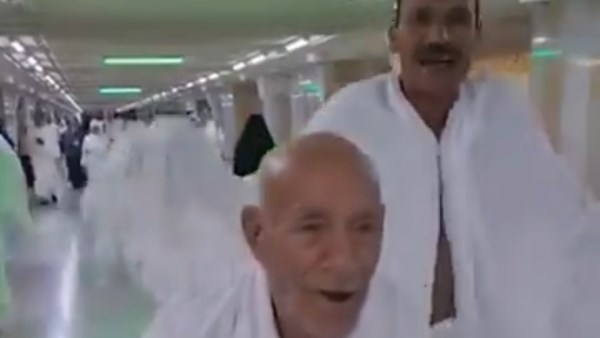 “كان فرحان كأنه طفل”.. فيديو مسن أثناء العمرة يشعل التواصل قبل وفاته