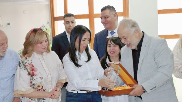 بحضور أشرف زكي ونجوم الفن.. إلهام شاهين توثق زيارة وزير التضامن الاجتماعي لدار كبار الفنانين