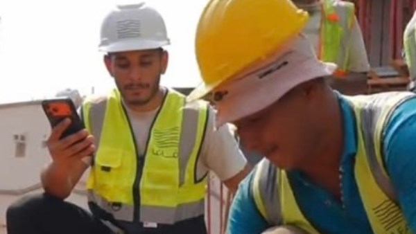 وزع الجائزة على زمايله.. عامل مصري يبهر صانع محتوى سعودي تحداه بدق أكبر عدد مسامير في ثوانٍ