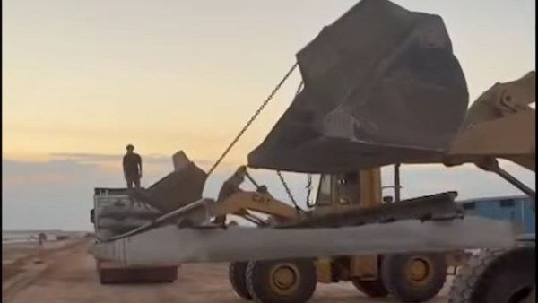 مشهد تاريخي في سيناء.. قضبان السكة الحديد تصل إلى العريش ضمن مشروع قطار التنمية