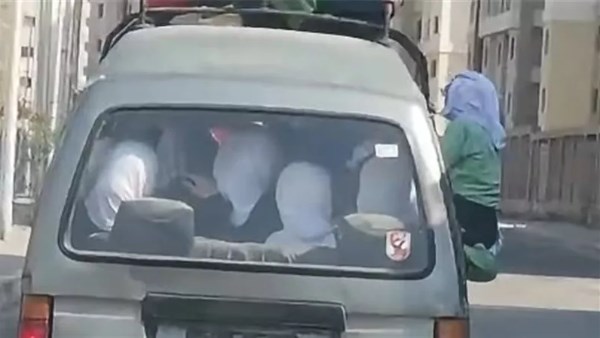 فوق السقف وبيضحكوا.. فيديو صادم لنقل طلاب مدارس بالنهضة