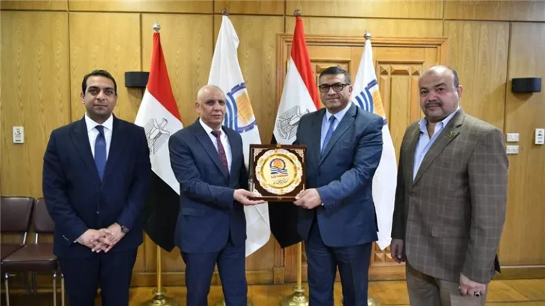 محافظ قنا يكرم رئيس شركة مياه الشرب والصرف الصحي تقديرًا لجهوده خلال فترة عمله بالمحافظة