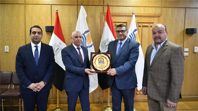 محافظ قنا يكرم رئيس شركة مياه الشرب والصرف الصحي تقديرًا لجهوده خلال فترة عمله بالمحافظة