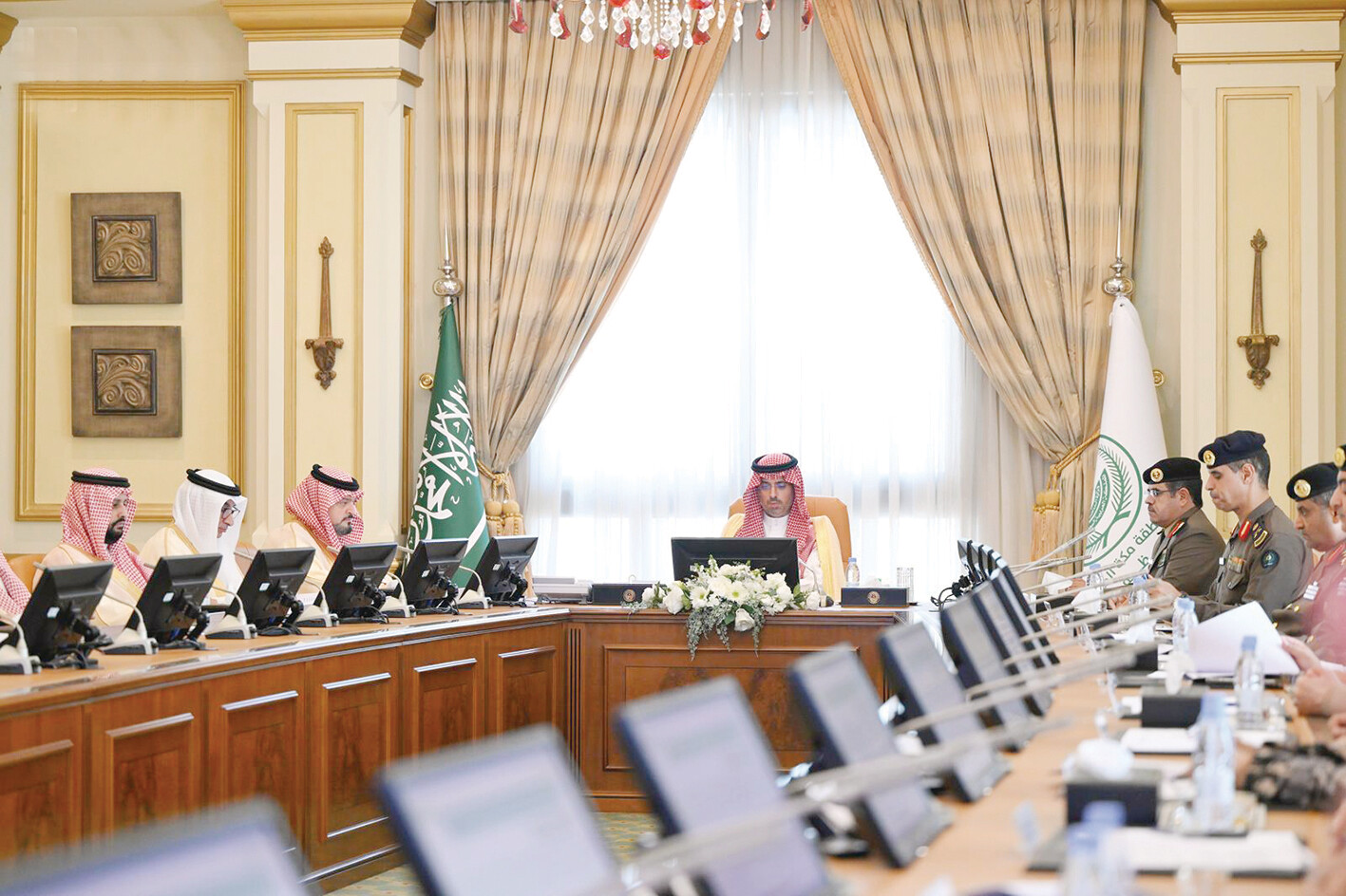 استعراض خطط التعامل مع الأمطار أمام محافظ جدة