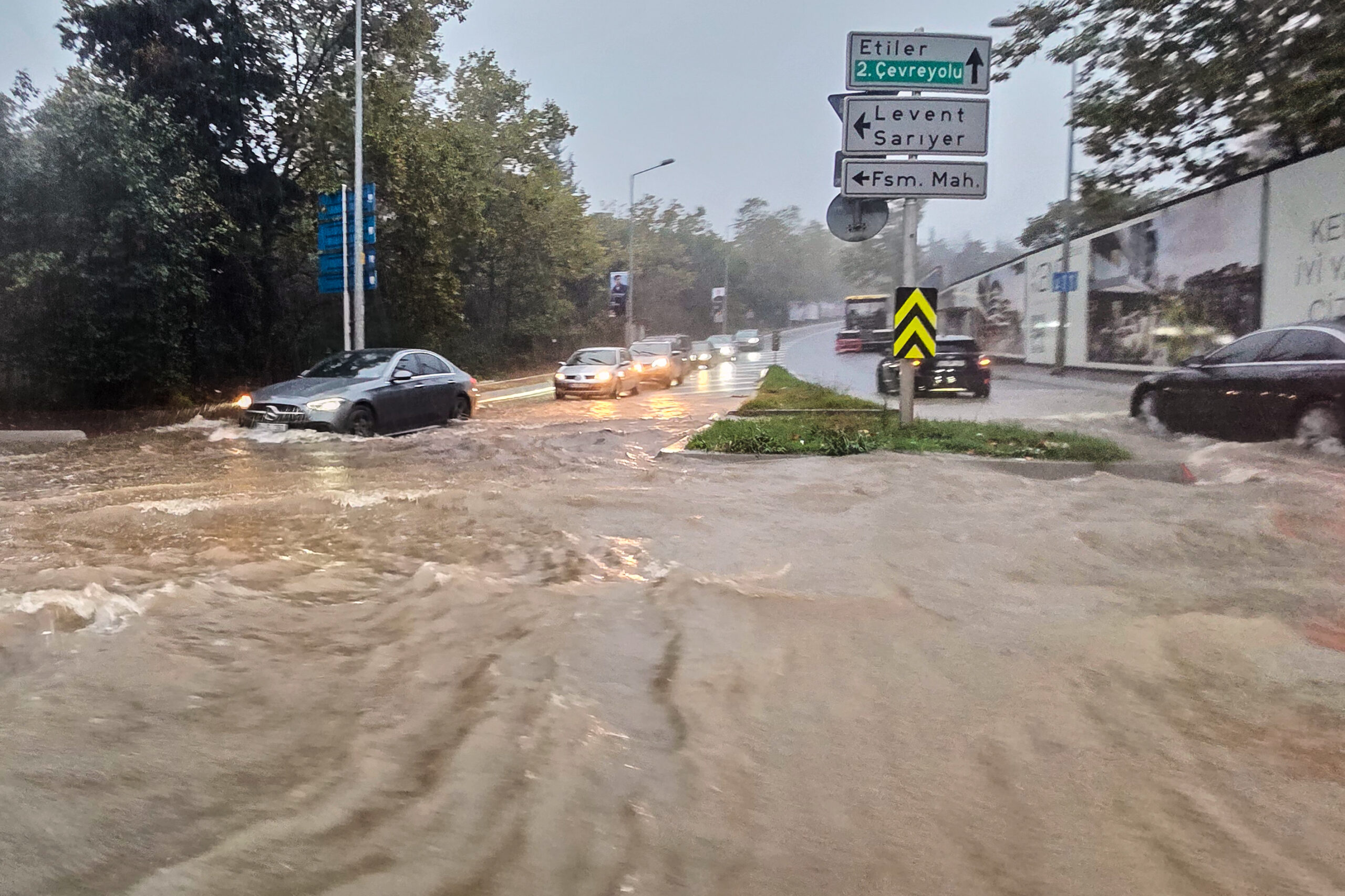 Heavy rain and flooding in Istanbul forces closure of schools