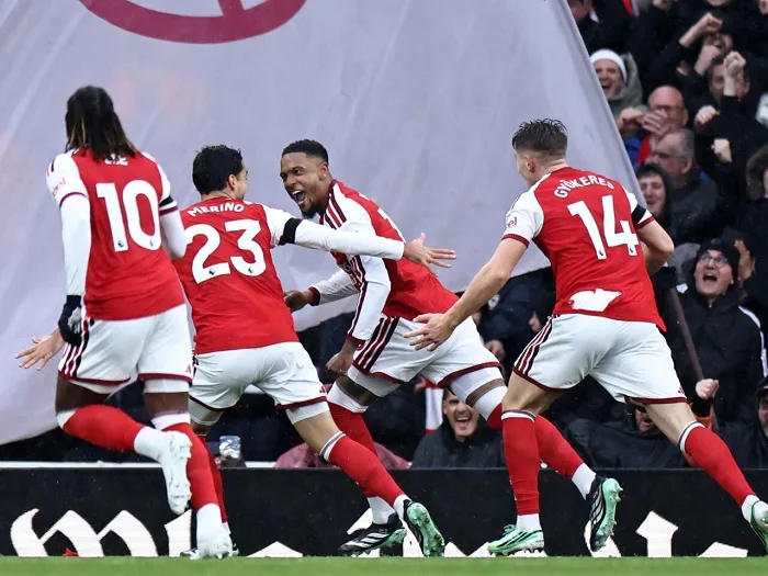 Arsenal beat Everton to join City at EPL summit