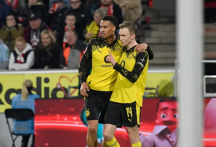 Late drama sends Dortmund top of Bundesliga