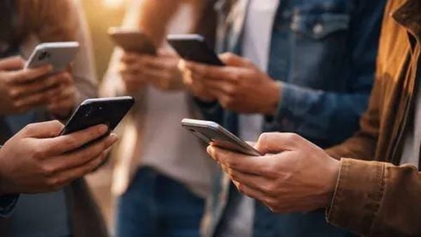 الهواتف الذكية أمام أزمة جديدة.. ارتفاع الأسعار وتراجع الشحنات