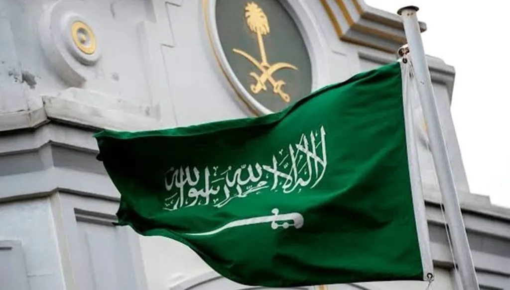 السعودية تعترض صاروخاً ومسيّرة عقب دوي انفجارين في الرياض