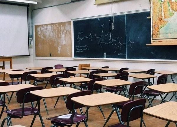 استبعاد 400 موجّه تربوي من الدوام المسائي يشعل تحركًا احتجاجيًا