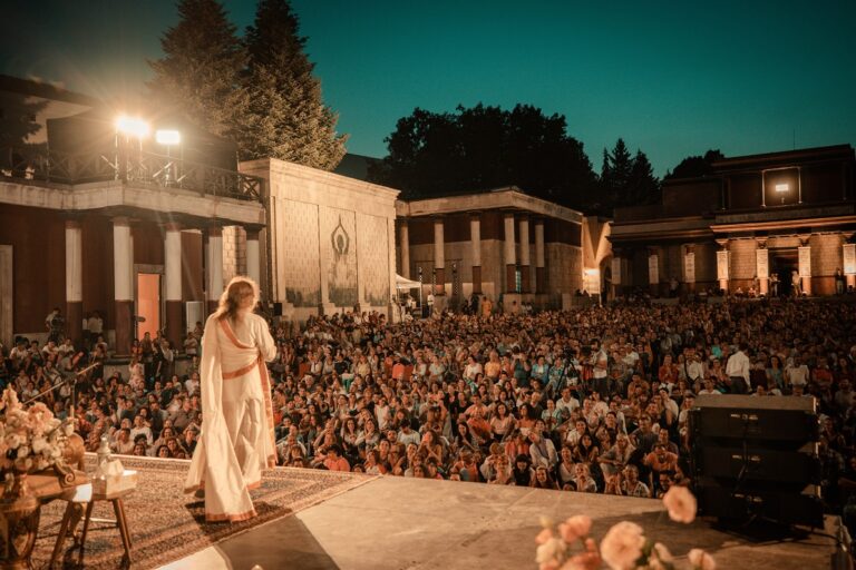Spiritual leader Sri Sri Ravi Shankar guides meditation and cultural program across Egypt
