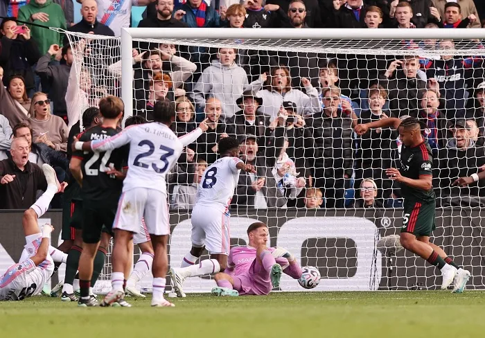 EPL: Palace beat Forest, Hull hold Everton
