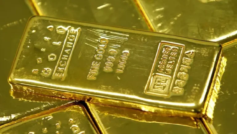 الذهب يهوي إلى أدنى مستوى في عام… والفضة دون 50 دولاراً