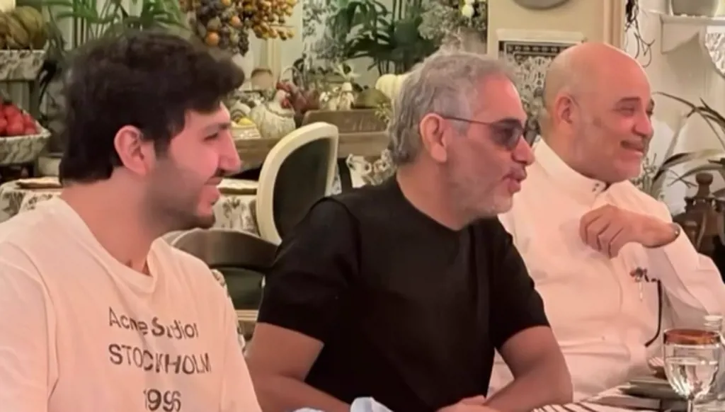فضل شاكر ونجله محمد على مائدة عشاء في الرياض بعد الحفلين