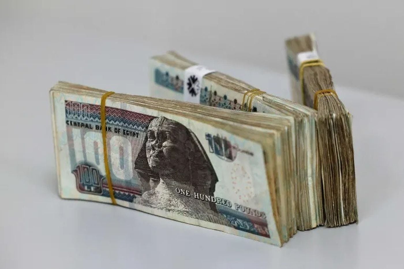 الجنيه المصري يسجل أدنى مستوى له عند 56 مقابل الدولار