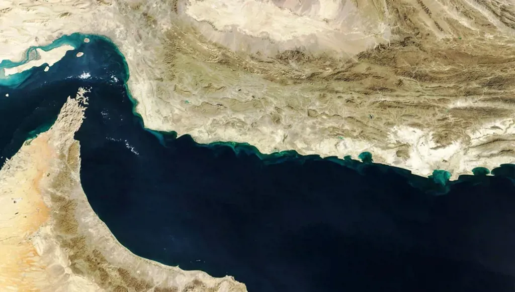 انفجارات قبالة جزيرة قشم الإيرانية… وأنباء عن تفعيل الدفاعات الجوية