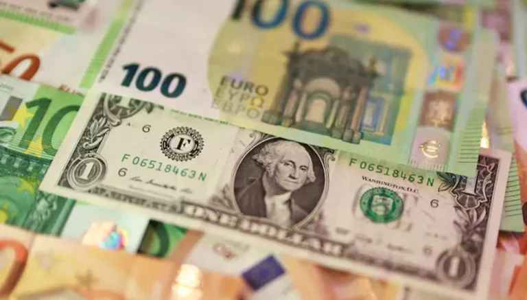 الدولار يقترب من أعلى مستوى في 17 شهراً… كم بلغ؟
