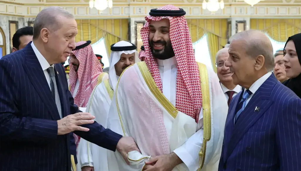 من دمشق إلى الخليج وليبيا… ما حدود مكاسب أنقرة مع تراجع طهران؟