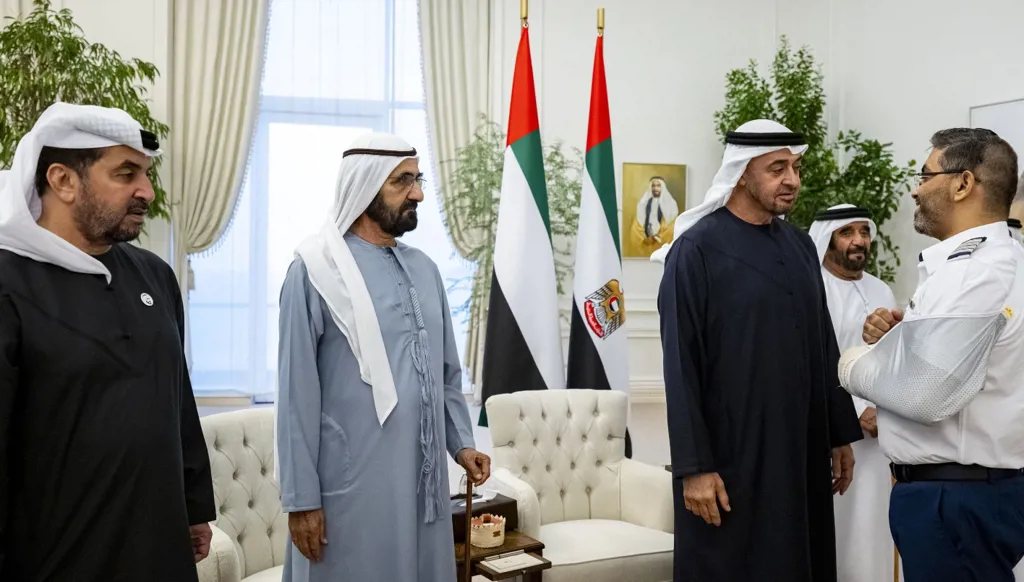 الرئيس الإماراتي يستقبل طاقم طائرة “فلاي دبي” بحضور محمد بن راشد (صور)