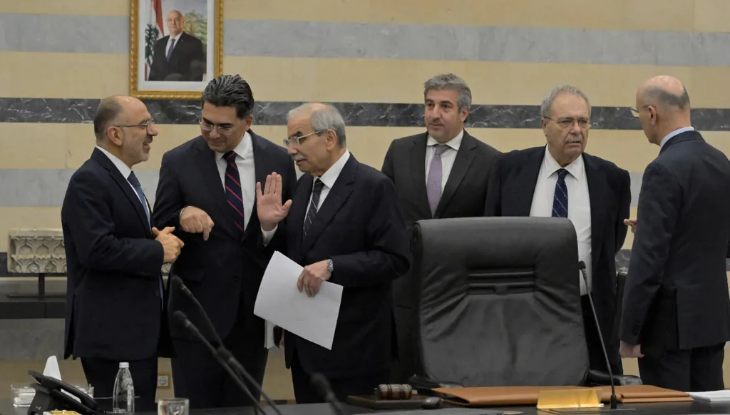 5 عند الخامسة: إسرائيل أمام مأزق الحكومة وكريستين لاغارد تتنحّى… هل تتّجه “القوات” للاعتكاف؟