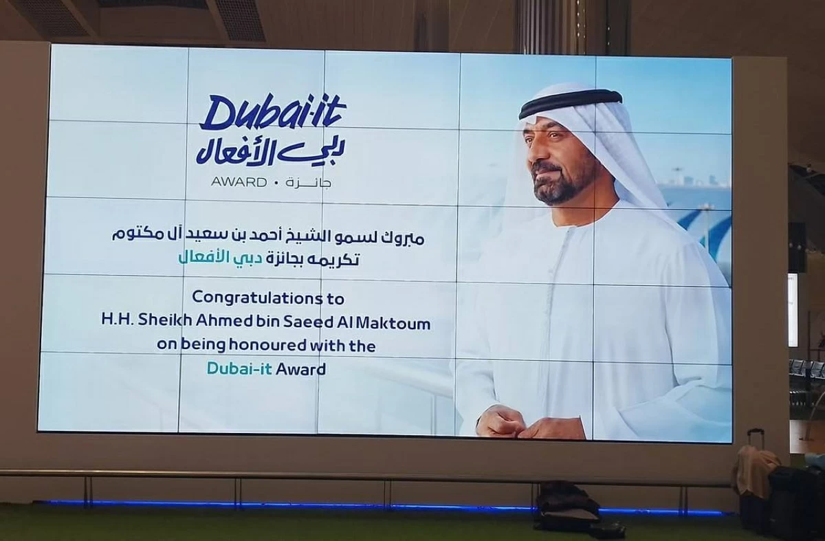 أحمد بن سعيد يُزيّن شاشات مطار دبي