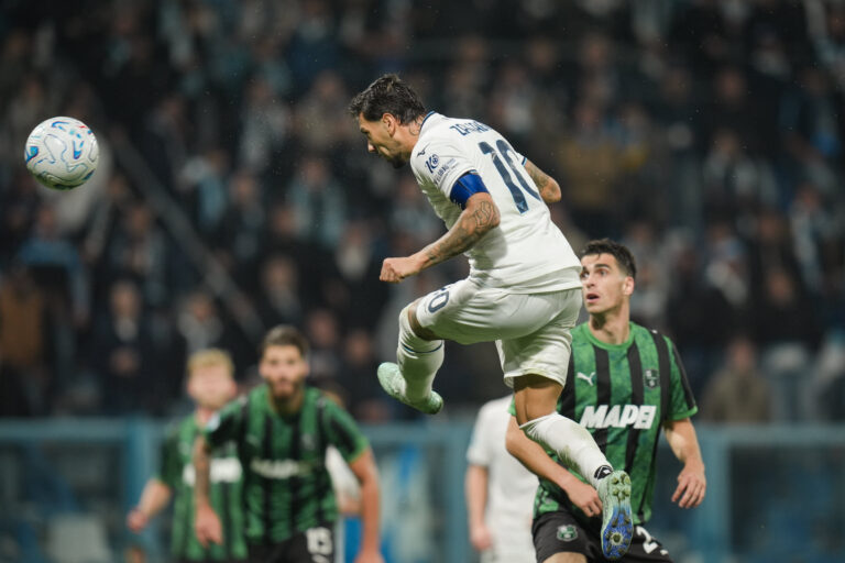 Lazio move clear at the top in 6-2 win over 10-man Sassuolo