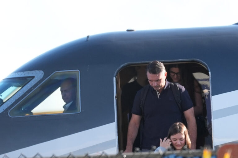 Bolsonaro declares himself the legitimate leader of Brazil after arriving in the US