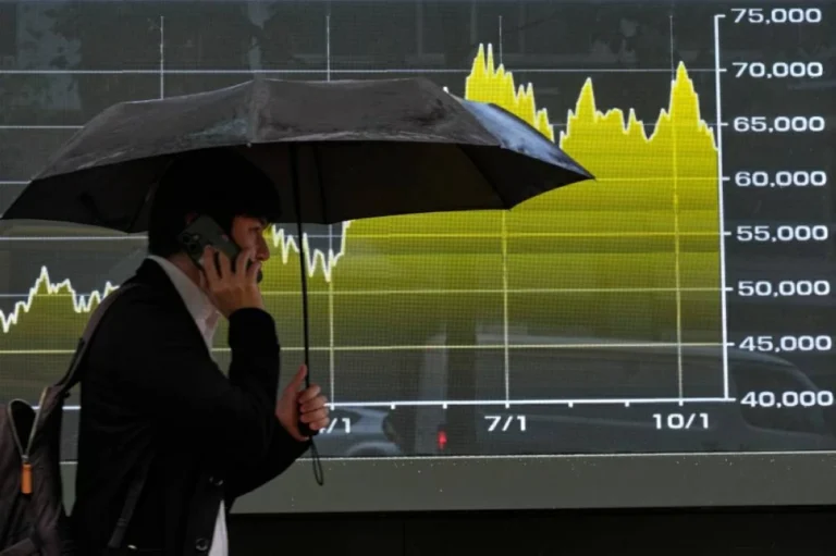 نيكاي يهبط 3% والين مستقر قبيل اجتماع بنك اليابان