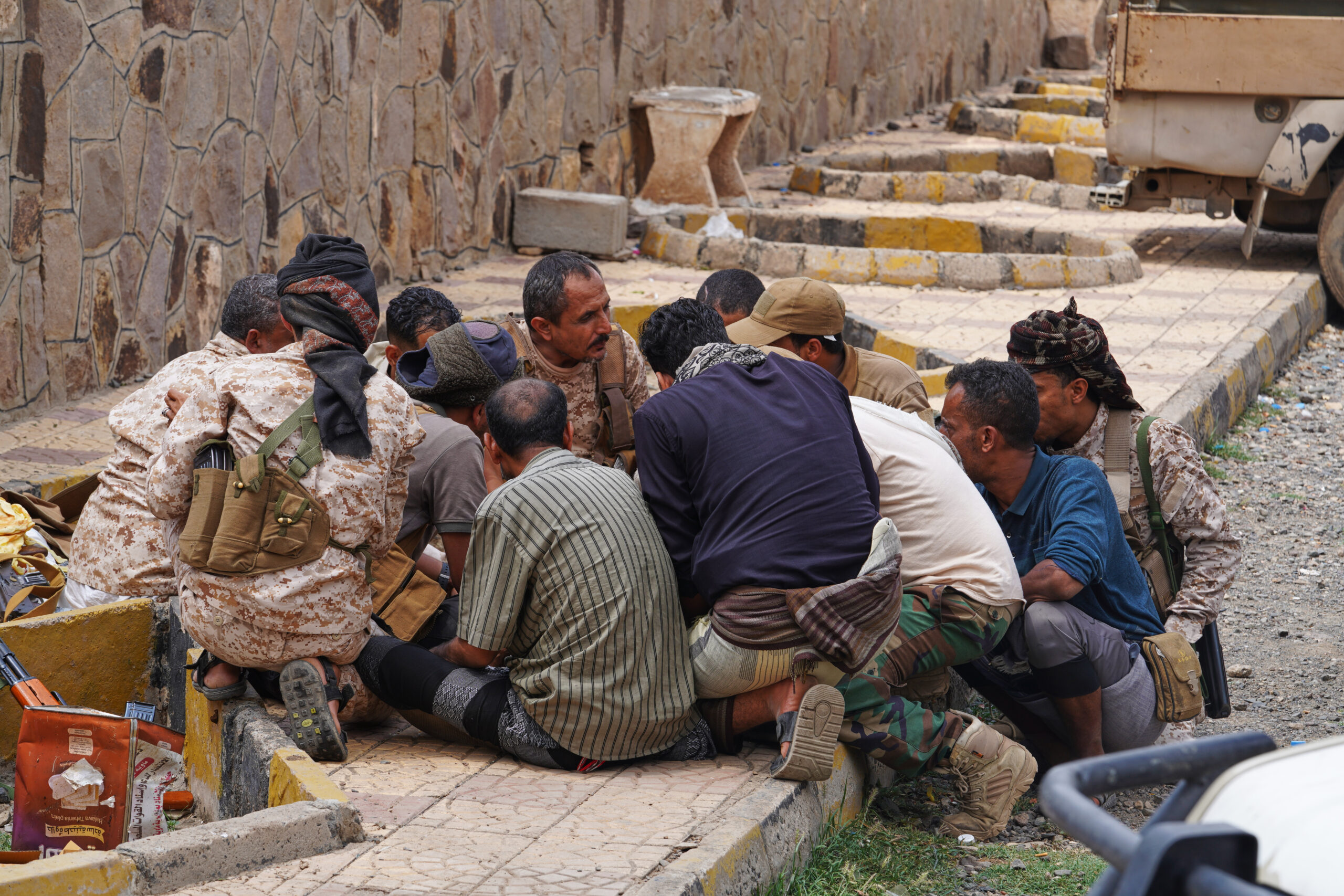 Taiz residents skip meals, burn firewood as Houthi siege tightens