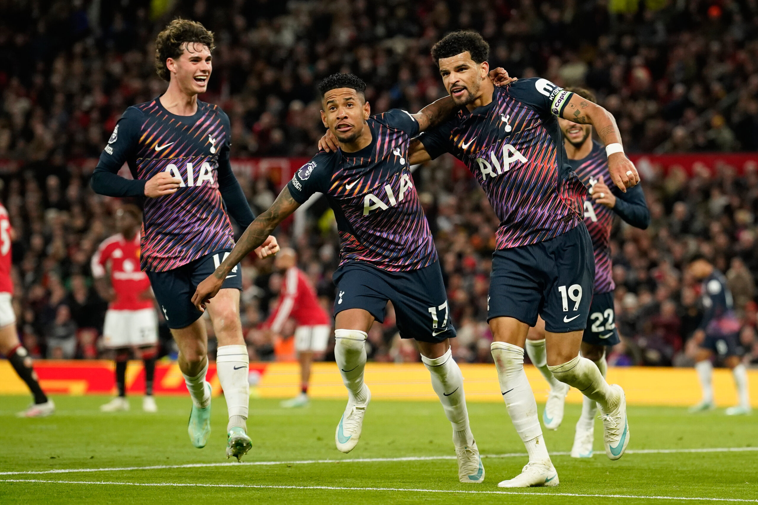 Ten-man Spurs rescue draw at Man Utd, Arsenal survive Leeds scare