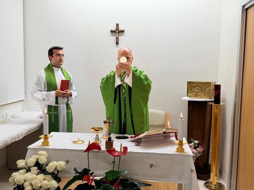 Pope Leo speaks with Putin from hospital, just days after lung cancer surgery
