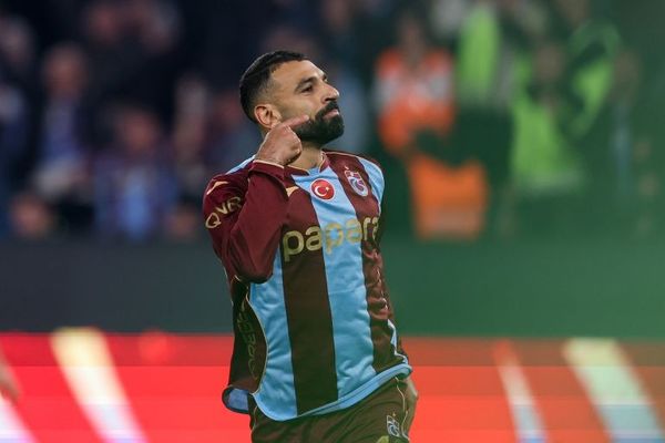 محمد صلاح يعيد ذكريات ثلاثية ليفربول