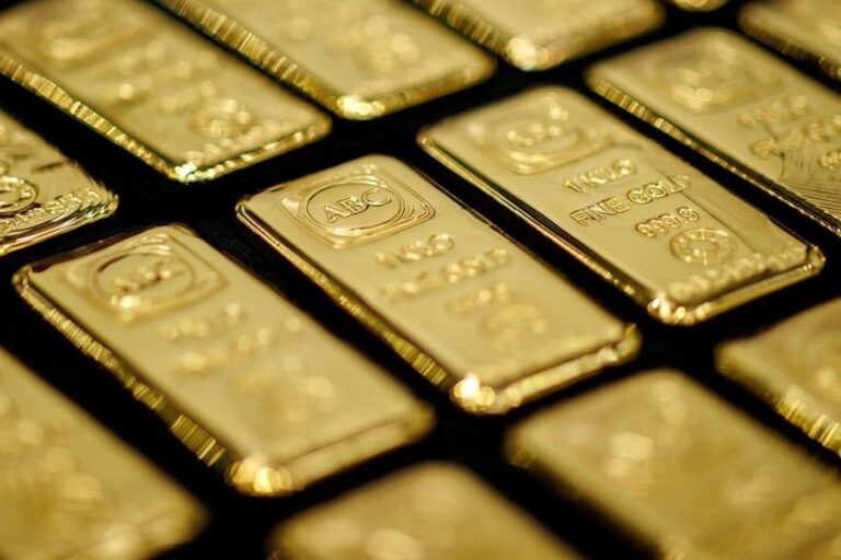 الذهب يواصل التراجع بعد خسارة أسبوعية بلغت 4%