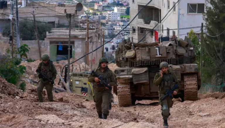 الجيش الإسرائيلي يقتل فلسطينياً ويصيب آخرَين في الضفة